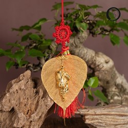Lá bồ đề mạ vàng treo xe ô tô, thày Thích Minh Tuệ