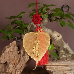 Lá bồ đề mạ vàng treo xe ô tô, thày Thích Pháp Hòa