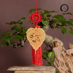 Lá bồ đề mạ vàng treo xe chữ Tài