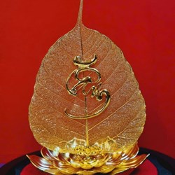 Lá Bồ đề mạ vàng chữ Tâm trên đế Sen
