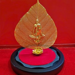 Tượng Phật và lá bồ đề mạ vàng
