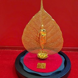 Tượng Phật và lá bồ đề mạ vàng